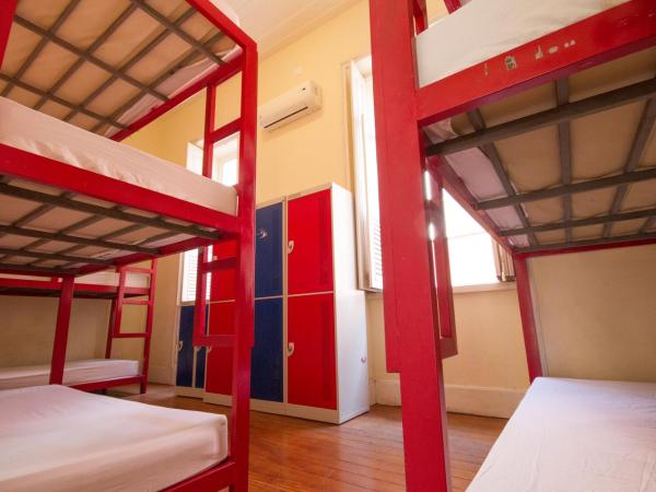 Rio Forest Hostel : photo 1 de la chambre lit dans dortoir de 9 lits avec salle de bains commune séparée