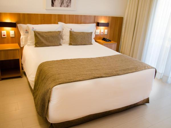 Riale Brisa Barra : photo 1 de la chambre quarto superior com cama casal e vista lateral do mar