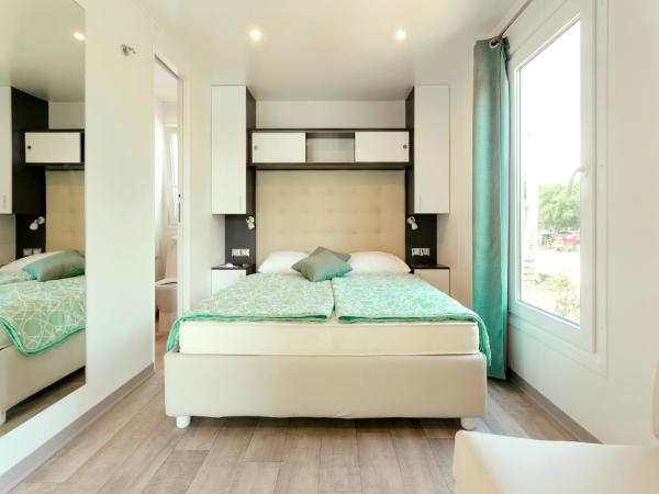 Mobile Homes - FKK Nudist Camping Solaris : photo 3 de la chambre mobile home 1 chambre avec terrasse