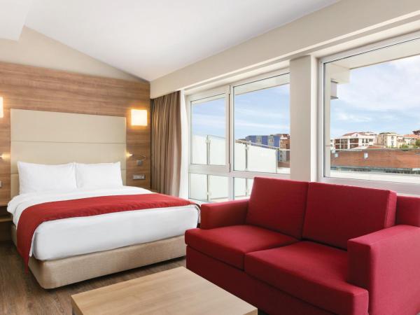 Ramada Encore Istanbul Kartal : photo 2 de la chambre suite lit queen-size