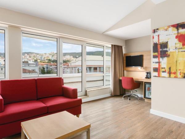 Ramada Encore Istanbul Kartal : photo 3 de la chambre suite lit queen-size
