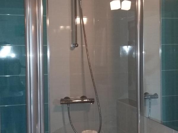 Hotel De La Mer : photo 1 de la chambre chambre double avec douche