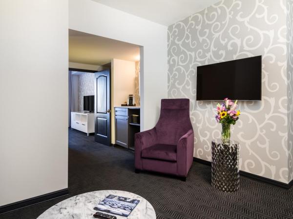 TRYP by Wyndham Savannah : photo 9 de la chambre suite lit king-size - accessible aux personnes à mobilité réduite - non-fumeurs