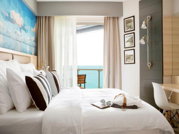 Sunprime C-Lounge - Adult Only : photo 1 de la chambre chambre double ou lits jumeaux - vue partielle sur mer