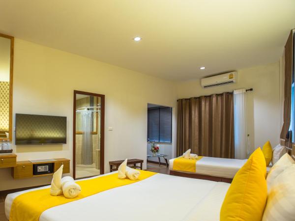 Tee Pak Dee Resident Phuket : photo 1 de la chambre chambre triple avec salle de bains privative