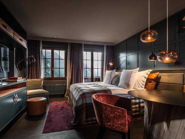 HUUS Gstaad : photo 4 de la chambre chambre double avec vue partielle