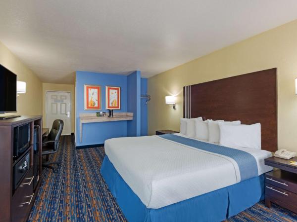 Days Inn by Wyndham Seaworld Lackland AFB : photo 3 de la chambre chambre lit king-size avec douche accessible en fauteuil roulant - adaptée aux personnes à mobilité réduite/non-fumeurs
