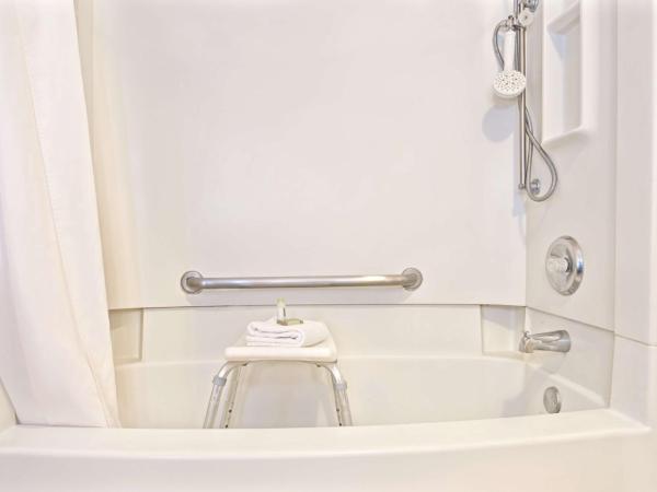 Super 8 by Wyndham Albuquerque West/Coors Blvd : photo 3 de la chambre chambre lit king-size pour personnes à mobilité réduite - non-fumeurs