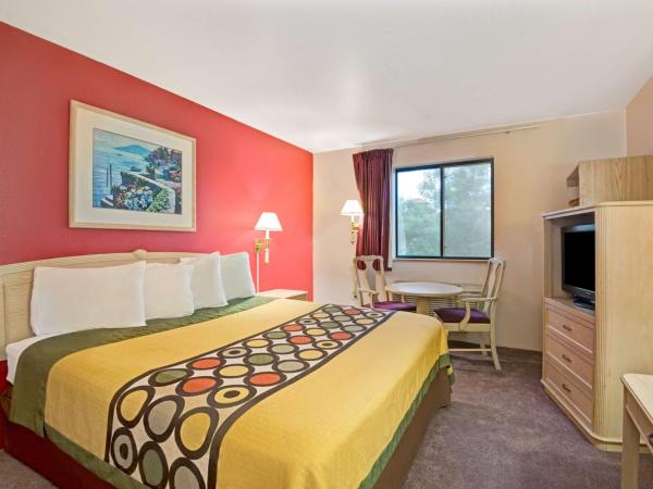 Super 8 by Wyndham Albuquerque West/Coors Blvd : photo 4 de la chambre chambre lit king-size - non-fumeurs