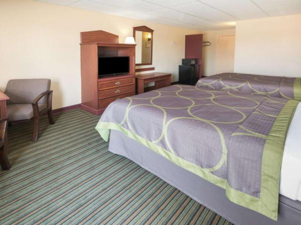 Super 8 by Wyndham Columbus : photo 3 de la chambre double room with two double beds - mobility accessible - non-smoking