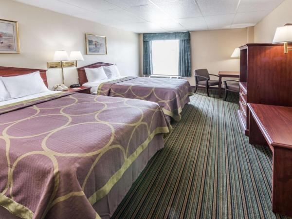 Super 8 by Wyndham Columbus : photo 2 de la chambre double room with two double beds - mobility accessible - non-smoking