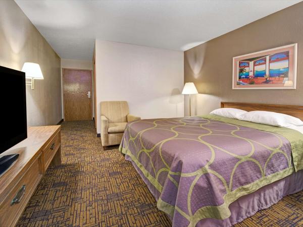 Super 8 by Wyndham Indianapolis Emerson : photo 3 de la chambre chambre lit queen-size pour personnes à mobilité réduite - non-fumeurs 