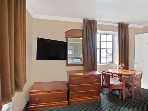 Super 8 by Wyndham Hollywood/LA Area : photo 2 de la chambre chambre lit king-size - non-fumeurs