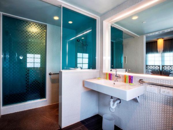 Dream South Beach, by Hyatt : photo 3 de la chambre chambre 2 lits doubles et douche accessible en fauteuil roulant