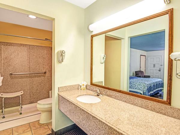 Days Inn by Wyndham Austin/University/Downtown : photo 3 de la chambre chambre lit king-size avec douche accessible en fauteuil roulant - adaptée aux personnes à mobilité réduite/non-fumeurs