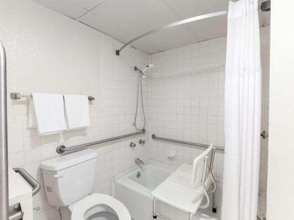 Days Inn by Wyndham Oklahoma City Fairground : photo 1 de la chambre chambre lit queen-size pour personnes à mobilité réduite - non-fumeurs