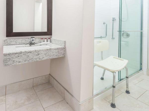 Ramada by Wyndham Edmonton South : photo 7 de la chambre chambre avec 2 lits queen-size - accessible aux personnes à mobilité réduite - non-fumeurs 