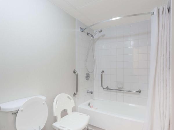 Super 8 by Wyndham Kelowna BC : photo 5 de la chambre chambre lit queen-size accessible aux personnes à mobilité réduite – non-fumeurs