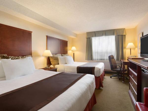 Travelodge Hotel by Wyndham Vancouver Airport : photo 4 de la chambre chambre lit queen-size affaires de luxe avec 2 lits queen-size - non-fumeurs