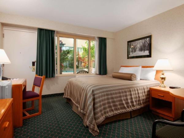 Travelodge by Wyndham Winnipeg East : photo 2 de la chambre chambre lit queen-size deluxe - non-fumeurs