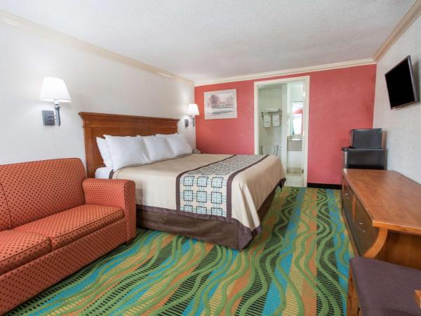 Days Inn by Wyndham Virginia Beach Town Center : photo 1 de la chambre chambre lit king-size pour personnes à mobilité réduite - non-fumeurs