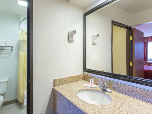 Days Inn by Wyndham Tucson Airport : photo 1 de la chambre chambre lit king-size - non-fumeurs