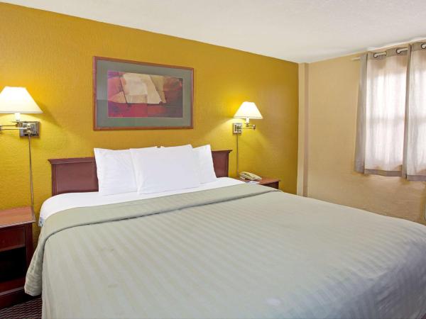 Travelodge by Wyndham Fort Lauderdale : photo 1 de la chambre chambre lit king-size pour personnes à mobilité réduite - fumeurs