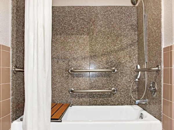 Super 8 by Wyndham Houston/Brookhollow NW : photo 3 de la chambre chambre lit king-size avec baignoire - accessible aux personnes à mobilité réduite/malentendantes - non-fumeurs