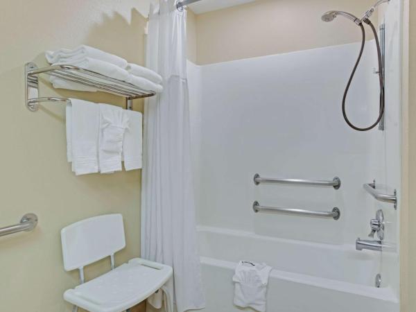 Microtel Inn by Wyndham University Place : photo 3 de la chambre chambre lit queen-size pour personnes à mobilité réduite - non-fumeurs