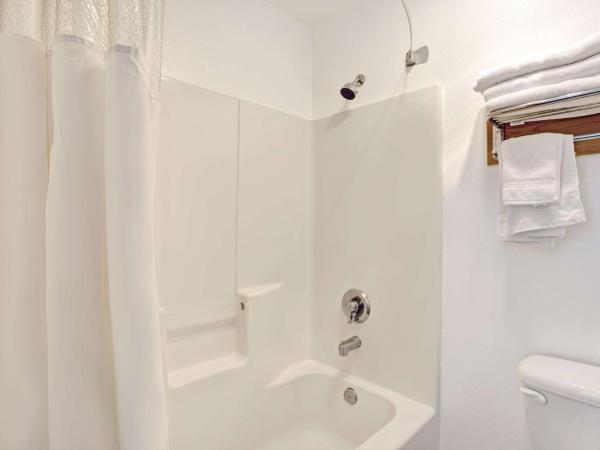 Days Inn by Wyndham Seattle North of Downtown : photo 3 de la chambre chambre lit queen-size - non-fumeurs