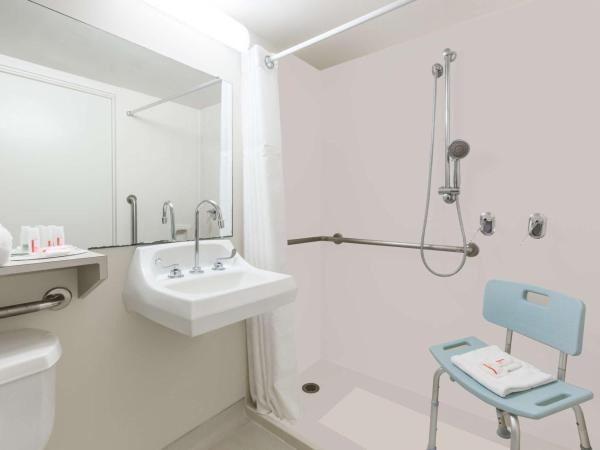 Ramada Plaza by Wyndham Waikiki : photo 4 de la chambre chambre avec 2 lits doubles - accessible aux personnes à mobilité réduite/non-fumeurs