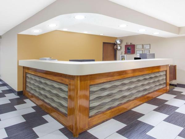 Baymont by Wyndham Smyrna : photo 7 de la chambre 1 murphy bed, suite, non-smoking