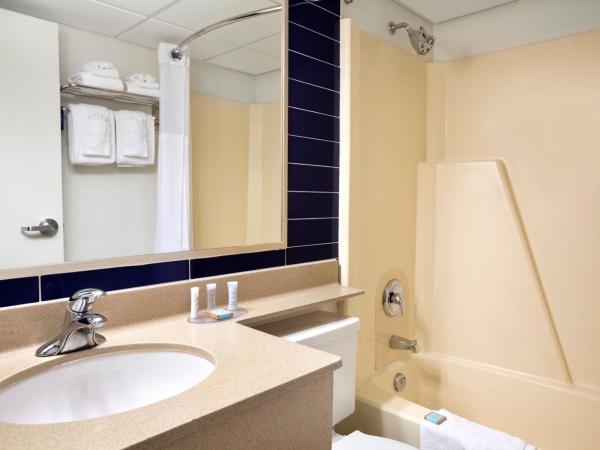 Travelodge by Wyndham Edmonton West : photo 4 de la chambre suite lit king-size deluxe - non-fumeurs