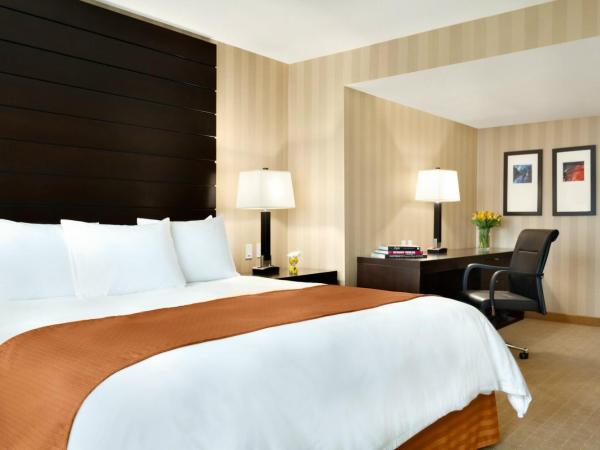 Radisson Hotel Vancouver Airport : photo 3 de la chambre penthouse king corner suite, non smoking