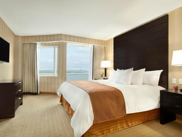 Radisson Hotel Vancouver Airport : photo 4 de la chambre penthouse king corner suite, non smoking