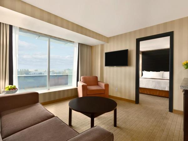 Radisson Hotel Vancouver Airport : photo 6 de la chambre penthouse king corner suite, non smoking