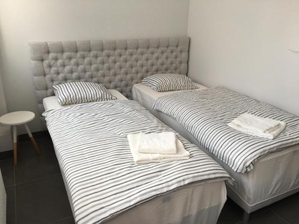 Panorama Gdynia Rooms : photo 4 de la chambre chambre double ou lits jumeaux - vue sur jardin