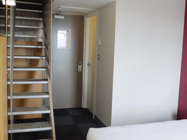 B&B HOTEL La Rochelle Centre : photo 4 de la chambre chambre quadruple classique