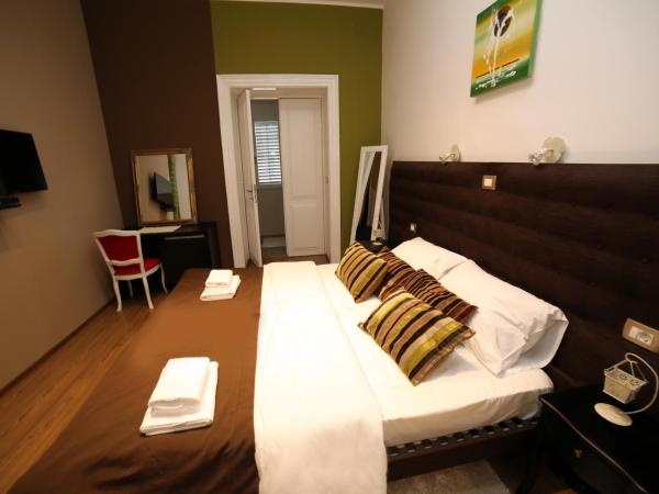 Pula Antic Rooms in Center : photo 9 de la chambre chambre double ou lits jumeaux avec salle de bains