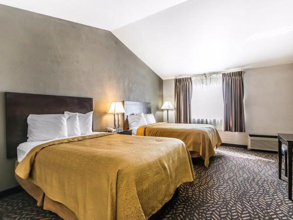 Quality Inn & Suites University-Airport : photo 3 de la chambre standard room with two double beds - efficiency/non-smoking
