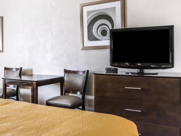 Quality Inn & Suites University-Airport : photo 2 de la chambre standard room with two double beds - efficiency/non-smoking