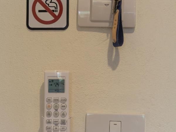 Suan Dok Gate Guesthouse : photo 10 de la chambre chambre lit king-size supérieure