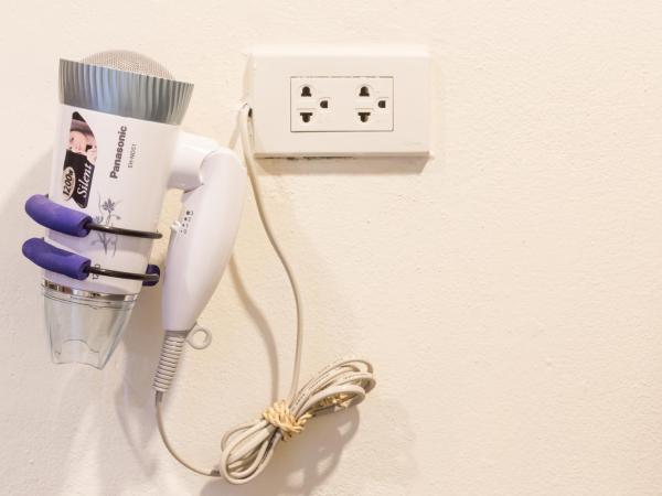 Suan Dok Gate Guesthouse : photo 9 de la chambre chambre double standard sans fenêtre