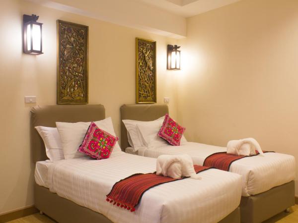 Suan Dok Gate Guesthouse : photo 7 de la chambre chambre lits jumeaux supérieure