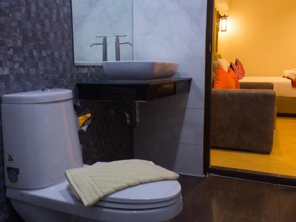 Suan Dok Gate Guesthouse : photo 9 de la chambre chambre lits jumeaux supérieure