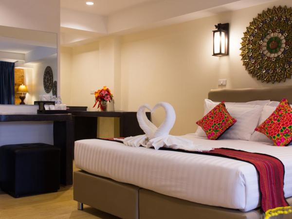 Suan Dok Gate Guesthouse : photo 9 de la chambre chambre lit king-size deluxe avec canapé-lit