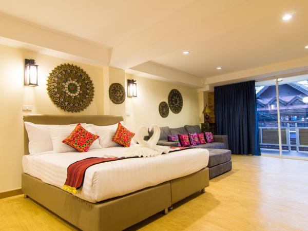 Suan Dok Gate Guesthouse : photo 4 de la chambre chambre lit king-size deluxe avec canapé-lit