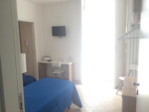 Base Napoli Mergellina : photo 2 de la chambre chambre double ou lits jumeaux avec balcon