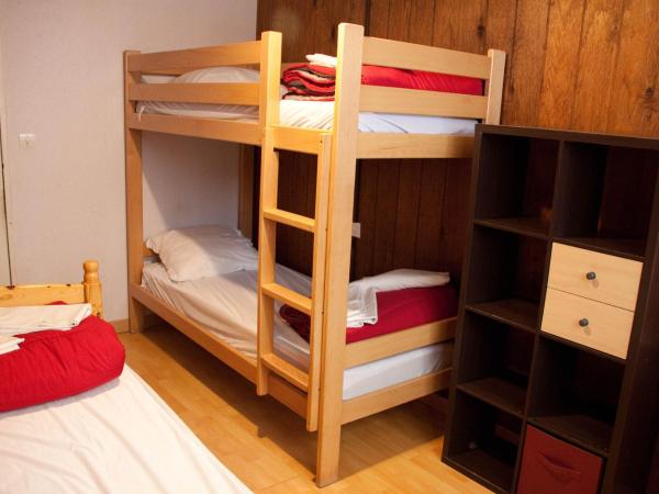 Hébergement Artense : photo 1 de la chambre chambre triple avec salle de bains commune