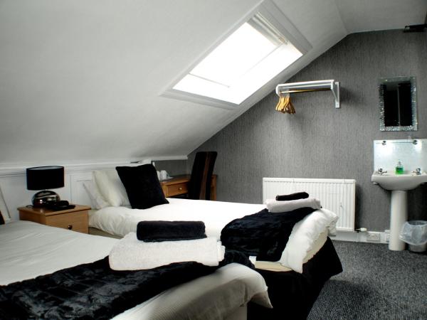 Vaila Guest House : photo 6 de la chambre chambre lits jumeaux avec douche et toilettes communes